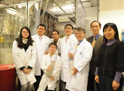 科 大 陳 光 浩 教 授 （ 右 四 ） 的 科 研 團 隊 獲 渠 務 署 和 創 新 及 科 技 基 金 等 資 助 本 港 資 助 金 額 最 高 的 獨 立 環 保 科 研 項 目 。	