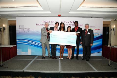 任 能 博 教 授 （ 左 ） 向 Inno-Chemos (International) Technology Limited 颁 发 学 生 奖 。