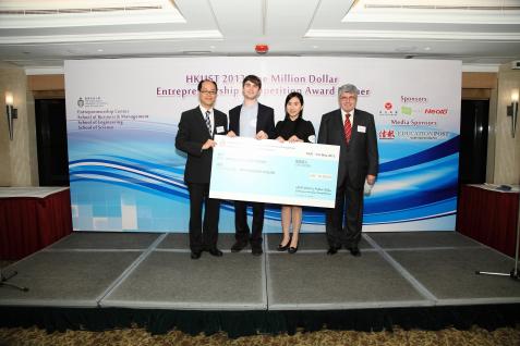 工 学 院 副 院 长 郑 树 坤 教 授 （ 左 ） 向 NovoDiagnostics Limited 颁 发 创 新 奖 。