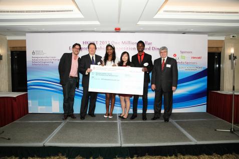 新 設 范 凱 霖 最 佳 商 業 計 劃 報 告 獎 的 發 起 人 范 凱 霖 教 授 （ 左 二 ） 向 Inno-Chemos (International) Technology Limited 頒 發 獎 項 。	