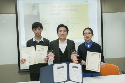 龐鼎全教授(中)榮獲Wharton-QS Stars Awards 2014兩個獎項，以表揚創新網上教學課程的成效。曾修讀「化學家線上學習課程」的學生鄧俊威(左)及劉樂湉(右)分享感受。