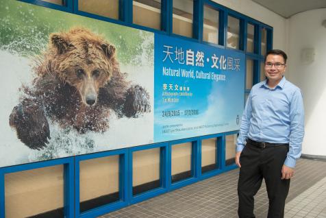  得奖摄影师李天文博士于科大举办野生动物摄影展。