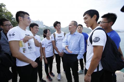  王石先生(右四)在科大水上活動中心與學生交流。