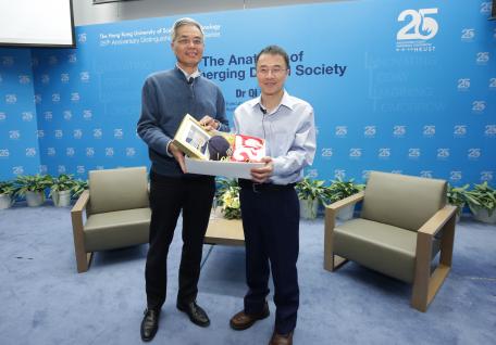  Executive Vice-President and Provost Prof Wei Shyy (left) presents HKUST 25th Anniversary souvenirs to Dr Qi Lu.