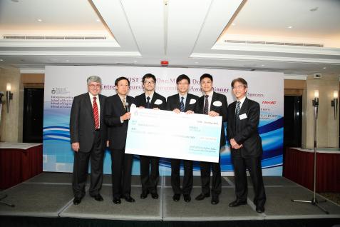 副 校 长 （ 研 发 及 研 究 生 教 育 ） 李 行 伟 教 授 （ 右 ） 向 亚 军 队 伍 Agito Group Limited 颁 发 奖 项 。