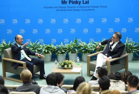  A discussion between Mr Pinky Lai (right) and President Prof Tony F Chan.