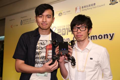  獲學生組「結合智能產品應用程式的玩具」組別銅獎之科大學生隊伍及其設計作品「Spiderbot」。