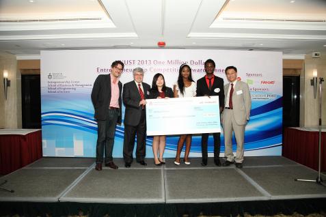 商 学 院 院 长 郑 国 汉 教 授 （ 右 ） 颁 奖 予 季 军 得 主 Inno-Chemos (International) Technology Limited 。
