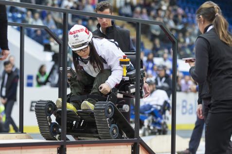  吳楚如於Cybathlon中利用HKUSTwheels電動輪椅跨越其中一項障礙物。(相片來自ETH Zurich，攝影師: Alessandro Della Bella)