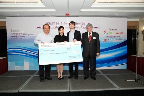 協 理 副 校 長 （ 研 發 及 創 新 ） 曾 明 哲 教 授 （ 左 ） 向 NovoDiagnostics Limited 頒 發 商 品 展 示 獎 。	