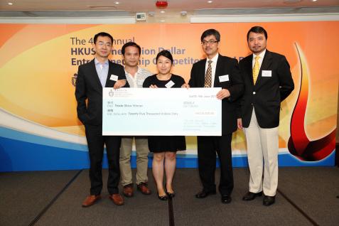  生命科學部高錦明教授(右二)代表理學院向eTron頒發「商品展示獎」。