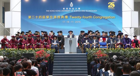  科大校董会主席廖长城先生(中)主持毕业典礼。