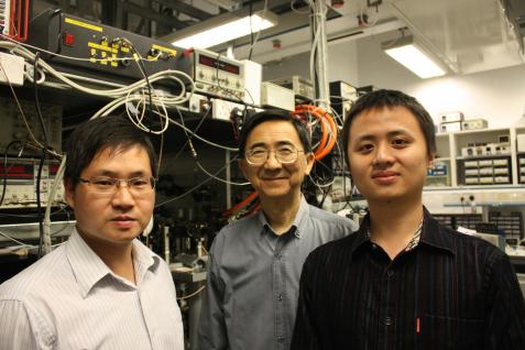  杜胜望教授(左)、物理学系讲座教授雷明德教授(中)及研究团队。