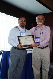  Mukhopadhyay教授(左)接受美國消費者心理學協會科學事務委員會主席及密西根大學市場系Rajeev Batra教授頒發獎狀。