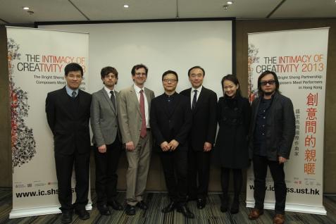 汤 文 泰 教 授 （ 左 三 ） 、 盛 宗 亮 教 授 （ 中 ） 及 林 昭 亮 先 生 （ 左 五 ） 与 「 创 意 间 的 亲 昵 」 的 合 作 伙 伴。