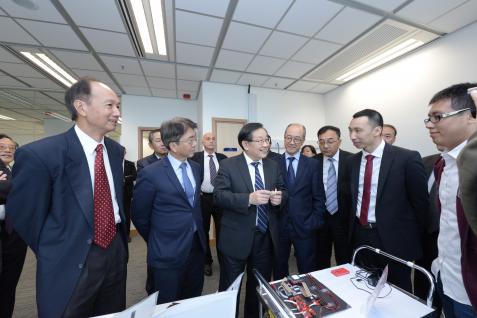  The delegation visits HKUST’s PSKL on Advanced Displays and Optoelectronics Technologies, the research team introduces their electronic shelf labeling product.