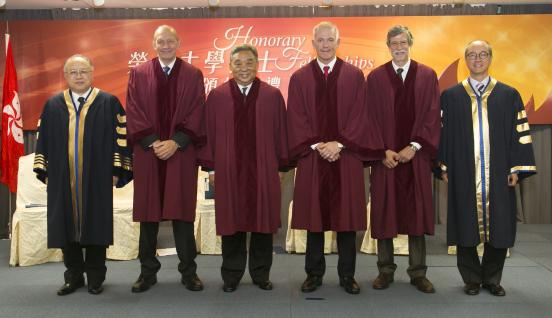  榮譽大學院士頒授儀式上合照：（左起）廖長城議員、蒲祿祺先生、曹其鏞先生、戴啟思博士、蘇東來教授及陳繁昌教授。