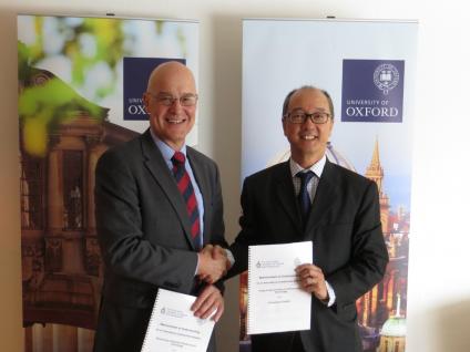 英 国 牛 津 大 学 校 长 Andrew Hamilton 教 授 ( 左 ) 与 香 港 科 技 大 学 校 长 陈 繁 昌 教 授 在 瑞 士 达 沃 斯 签 署 国 际 合 作 备 忘 录 。