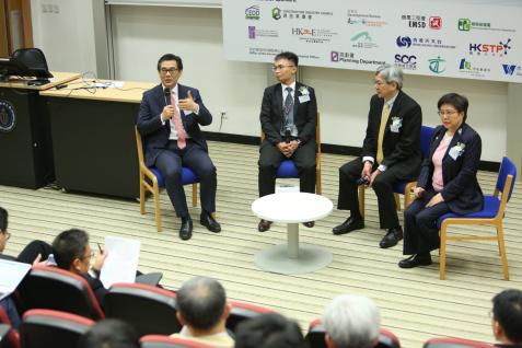  Dr Winnie Tang (1st right), Founder and Honorary President, Smart City Consortium, led a panel discussion on smart city initiatives in Hong Kong. On the panel were (from left) Ir Allen Yeung, Government Chief Information Officer; Dr Julian Kwan, Chief Geotechnical Engineer, Civil Engineering and Development Department; and Mr Silas Liu, Chief Town Planner, Planning Department.