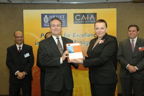  科大財務學系副主任麥卡爾教授(左)及CAIA協會亞太區董事總經理 Jo Murphy女士。