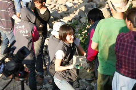 Great teamworks- passing stones between volunteers and villagers
