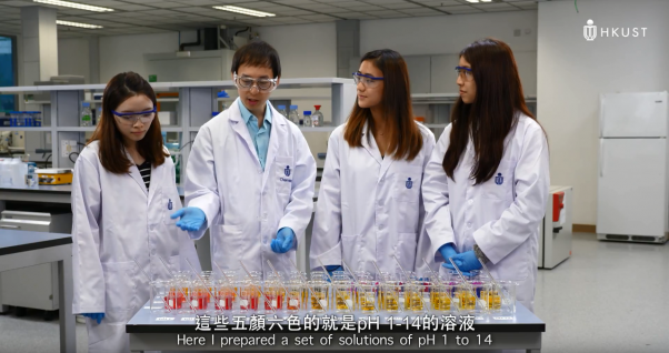  Dr. Chan (second left) and students explain scientific phenomenon in a lively video featured on STEM@HKUST.