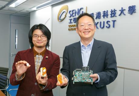  苏孝宇教授(右)和张健钢展示其音频科技的研发成果。