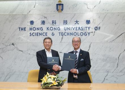  香港科技大學校長陳繁昌教授 (右)與神州數碼控股董事局主席郭為 (左) 代表雙方簽訂協議。