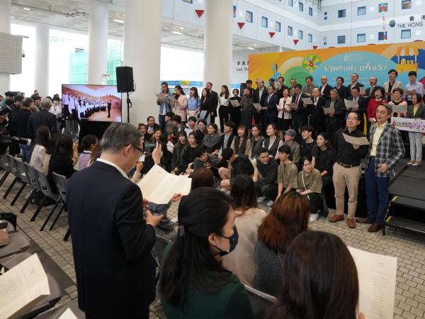 Hundreds of HKUST senior management, students, faculty and staff join HKUST vocalists in signing the university anthem following its debut
