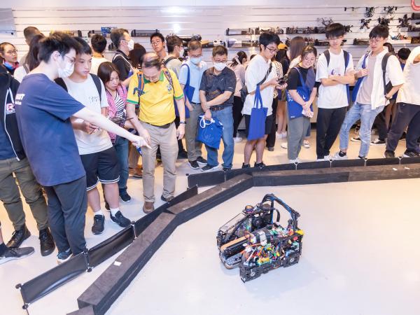 科大學生團隊展示不同類型機械人，吸引大批學生駐足觀看。