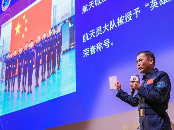 The China Manned Space delegation continued their visit in Hong Kong today (November 30). Photo shows Shenzhou-15 astronaut Mr Zhang Lu attending the dialogue session with teachers and students held at the Hong Kong University of Science and Technology.