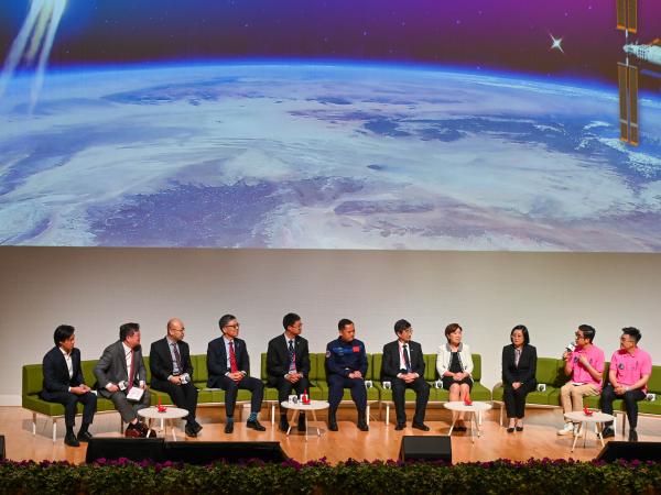 The China Manned Space delegation continued their visit in Hong Kong today (November 30). Photo shows (from fourth left) the Council Chairman of the Hong Kong University of Science and Technology Professor Harry Shum, delegation member Mr Zhong Hongen; Shenzhou-15 astronaut Mr Zhang Lu; delegation member Mr Gan Keli, and the President of the Hong Kong University of Science and Technology, Professor Nancy Ip, attending the dialogue session with teachers and students held at the Hong Kong University of Scienc