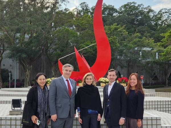 法国基金会代表团在科大广场红鸟日晷标志前留影。