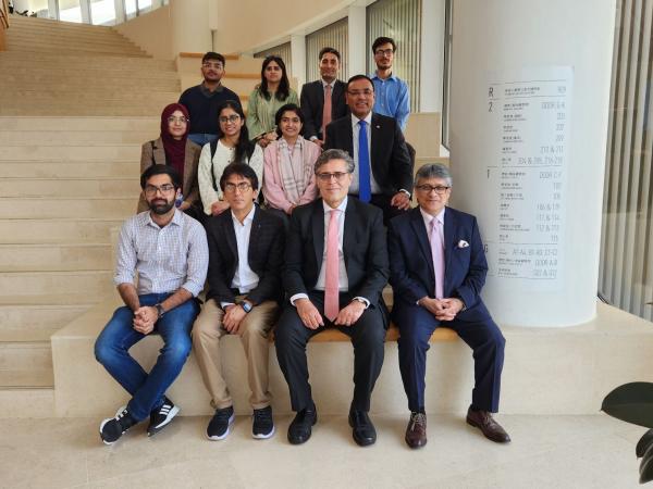 巴基斯坦伊斯兰共和国驻华大使Khalil HASHMI 阁下(前排右二)率领的代表团与科大的巴基斯坦学生会面，了解他们的校园生活。