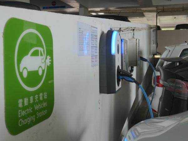 自2022年起，科大已安装了充电基建以支持150多个电动车充电设施。 图为科大室内停车场的电动车充电站。
