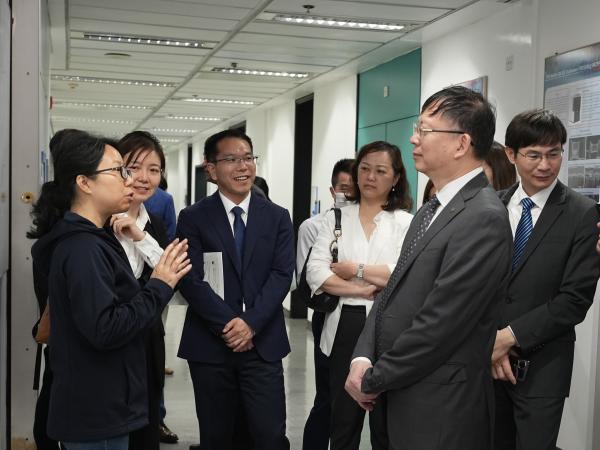 The Tongji University delegation visited the Materials Characterization and Preparation Facility.