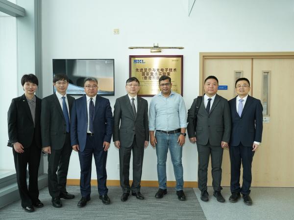 The Tongji University delegation visited the State Key Laboratory of Advanced Displays and Optoelectronics Technologies.