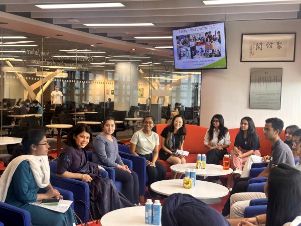 印度駐香港及澳門總領事 Satwant KHANALIA 女士(左二)與科大的印度籍學生互動交流。
