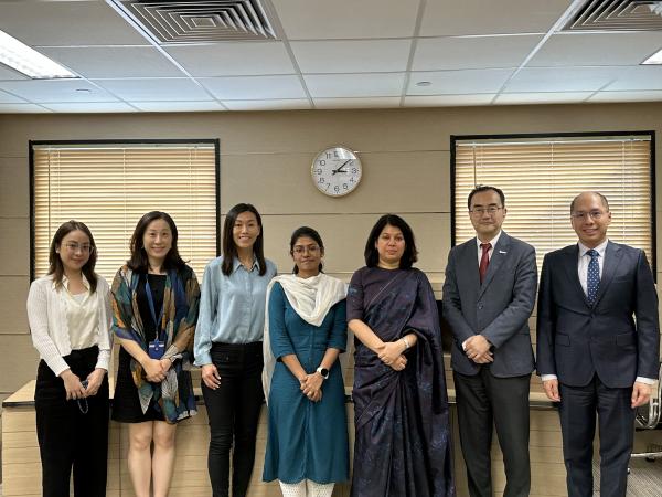 印度駐香港及澳門總領事 Satwant KHANALIA 女士(右三)及其代表團與科大團隊合照。