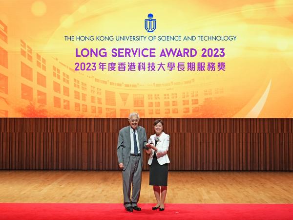 科大創校校長吳家瑋教授特意出席，向現任校長葉玉如教授頒發30年長期服務獎。