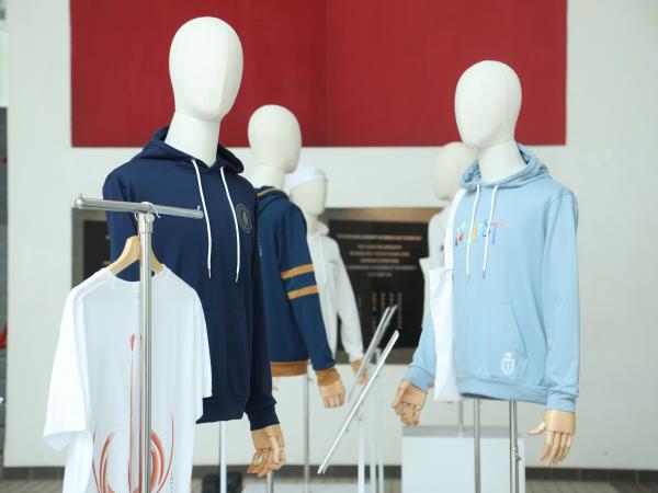 六項科大衛衣設計比賽的決賽作品，自上周五起在科大的香港賽馬會大堂，展開為期兩周的展覽。