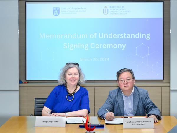 Trinity College Dublin Provost & President Prof. Linda DOYLE (left) and HKUST Provost Prof. GUO Yike (right) signed a Memorandum of Understanding and a Student Exchange Agreement. 