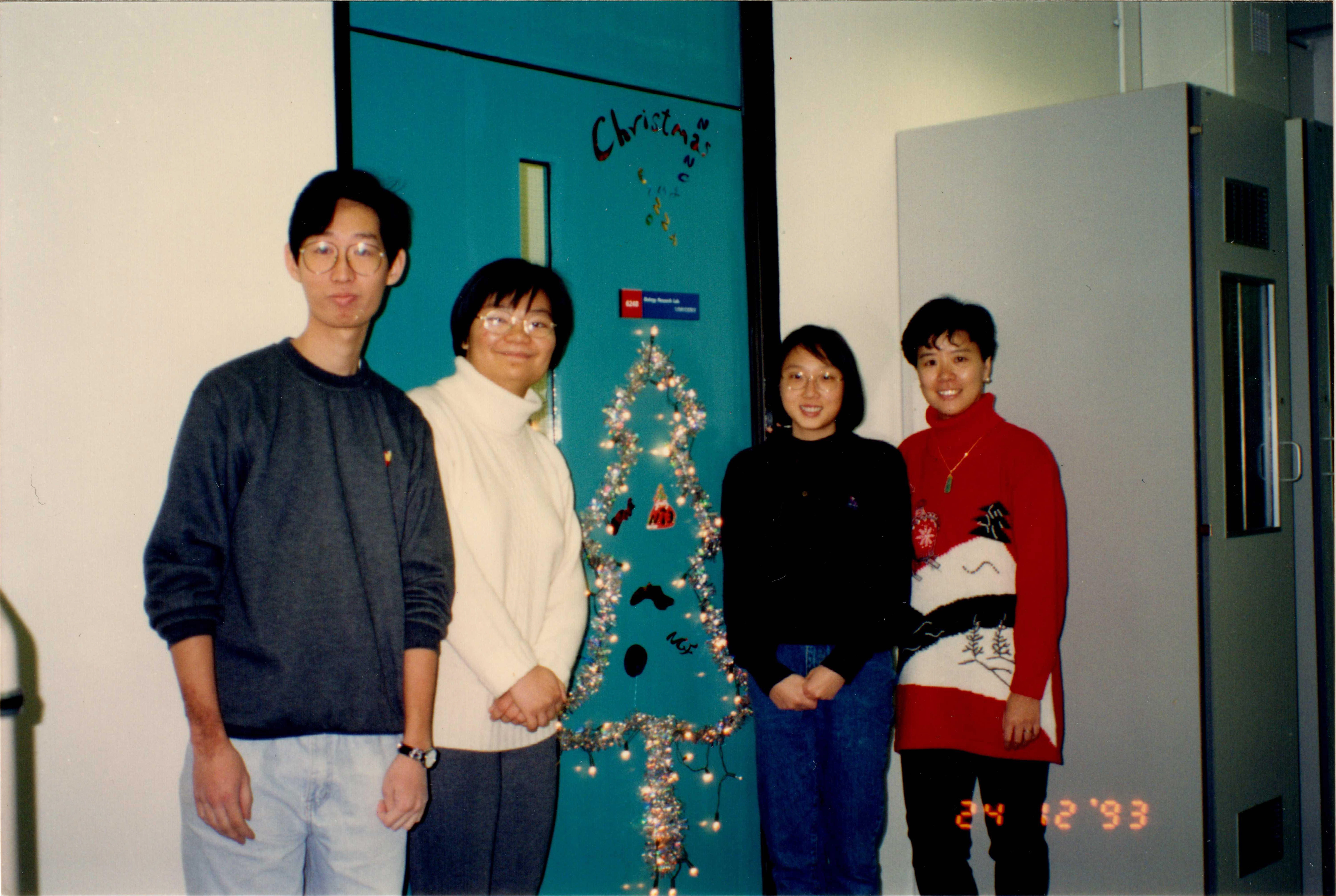 葉教授(右一)於1993年在她的實驗室門前與研究團隊成員合照，慶祝首個在科大度過的聖誕節，部分成員至今仍為葉教授的緊密戰友。