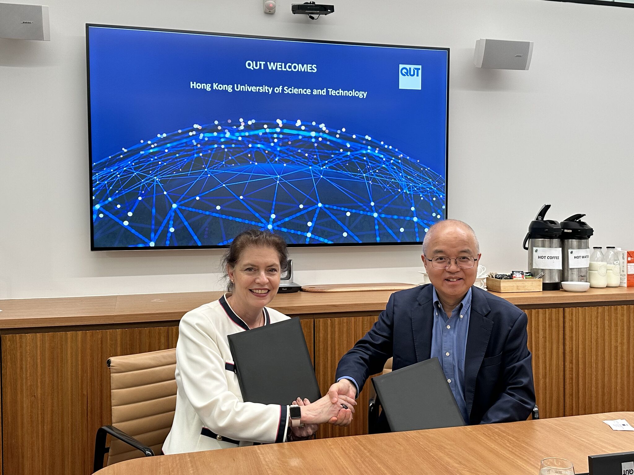 HKUST Vice President for Institutional Advancement Prof. WANG Yang (right) signed the Memorandums of Understanding with Queensland University of Technology.