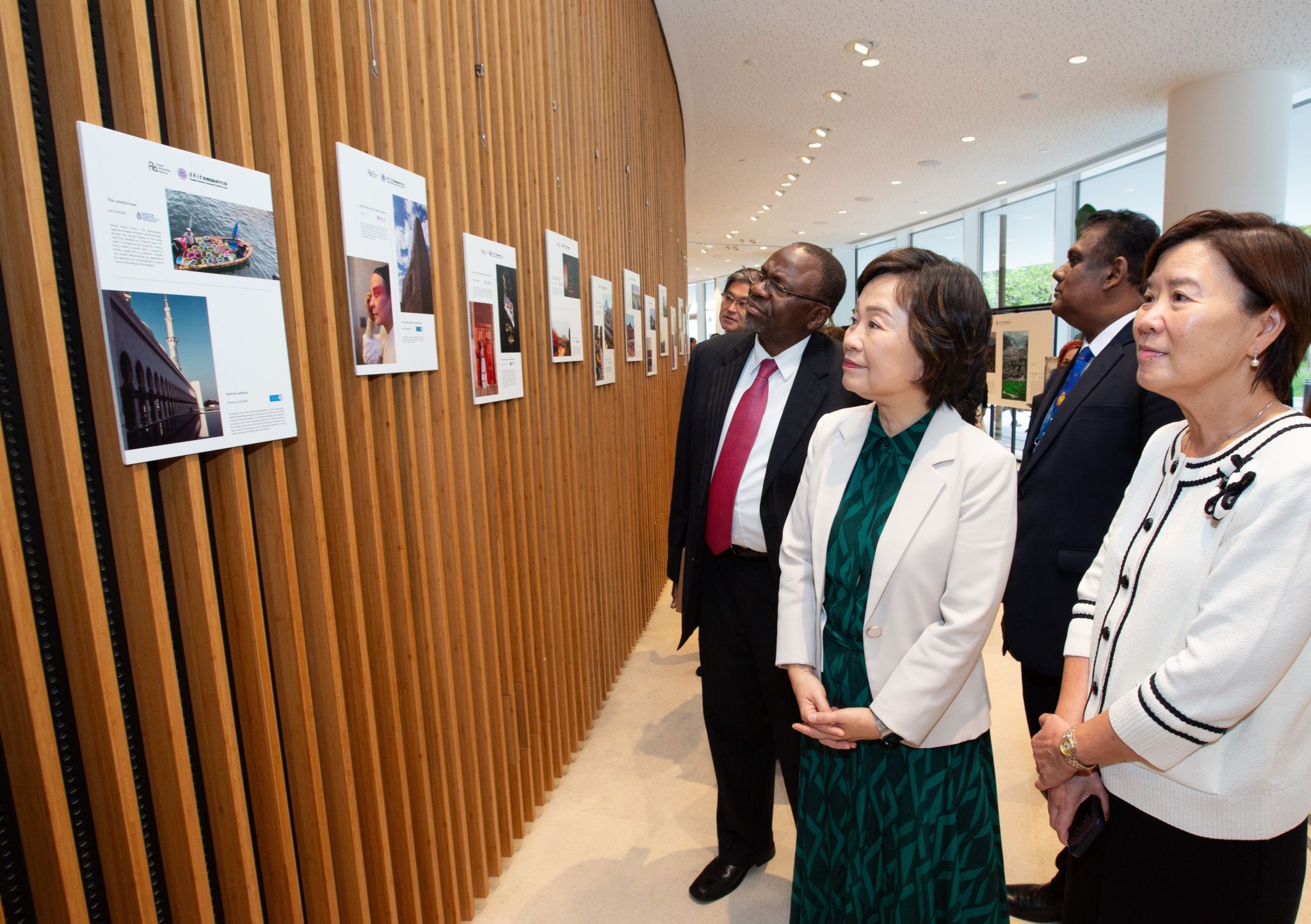 Dr. the Hon Christine CHOI Yuk-lin (third from right) and HKUST president Prof. Nancy IP (first from right) visited 'The Splendor of Asian Cultural Heritage' photography exhibition.