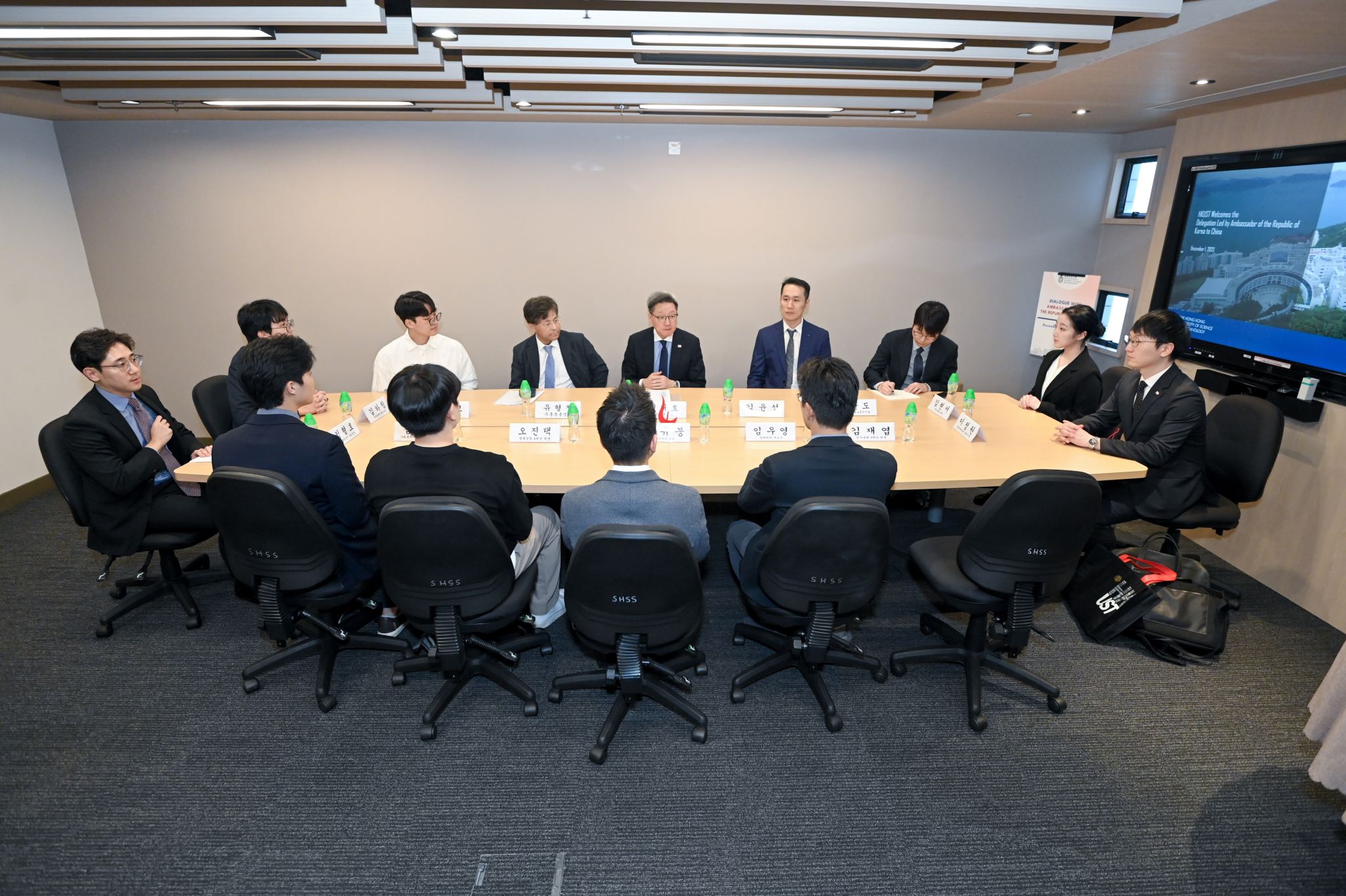 鄭博士與在校的韓國學生和教職員進行了建設性的對話。