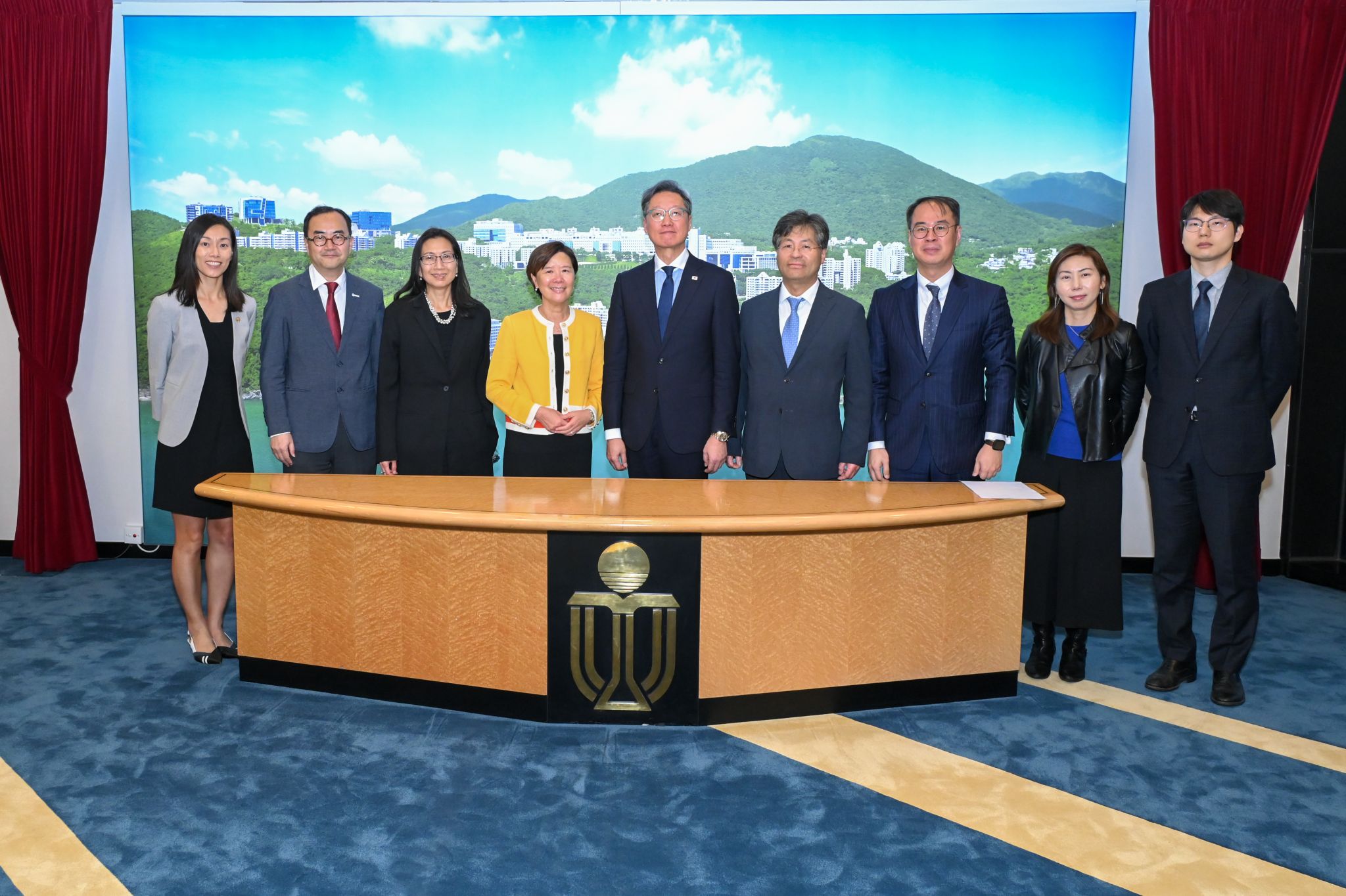 HKUST President Prof. Nancy IP (forth left) and members of the leadership took a group photo with Ambassador of the Republic of Korea to China H.E. Dr. Jae-Ho CHUNG (center) and his delegation.