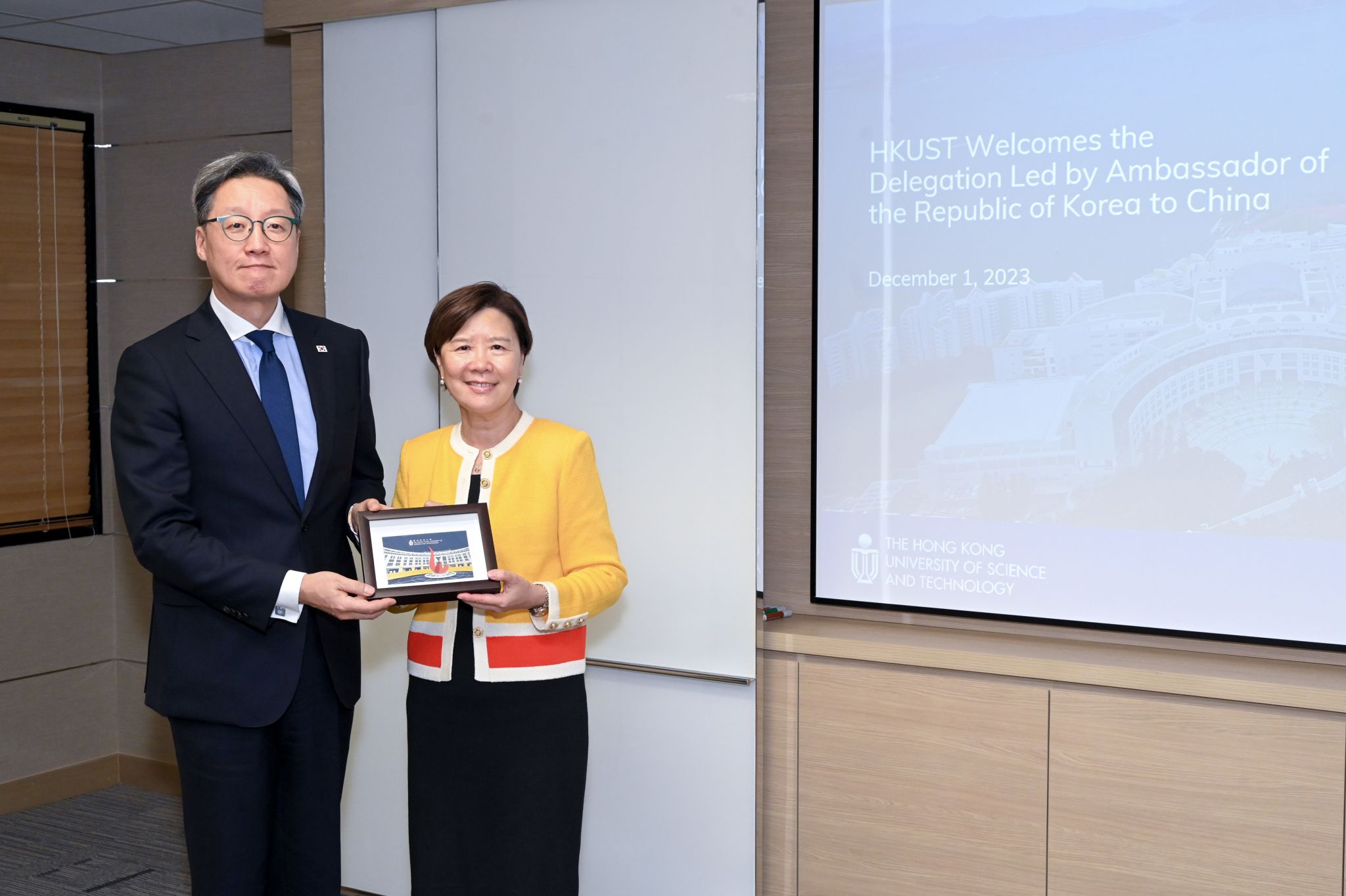 President Prof. Nancy IP (right) presented HKUST souvenir to Dr. Chung (left).