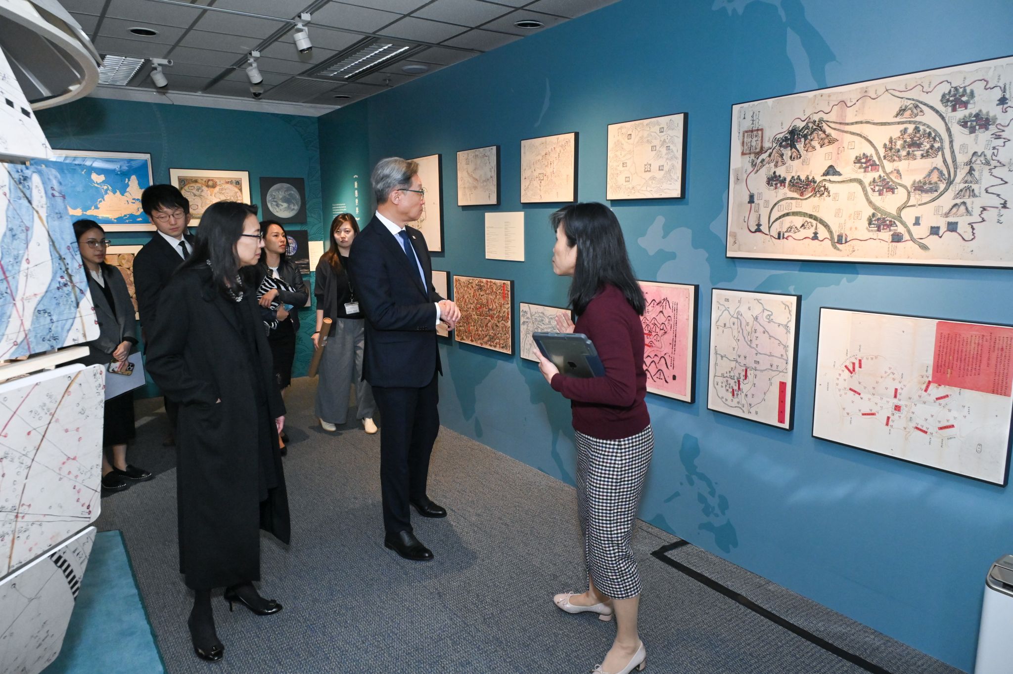 Dr. Chung (second right) and his delegation toured the state-of-the-art library.