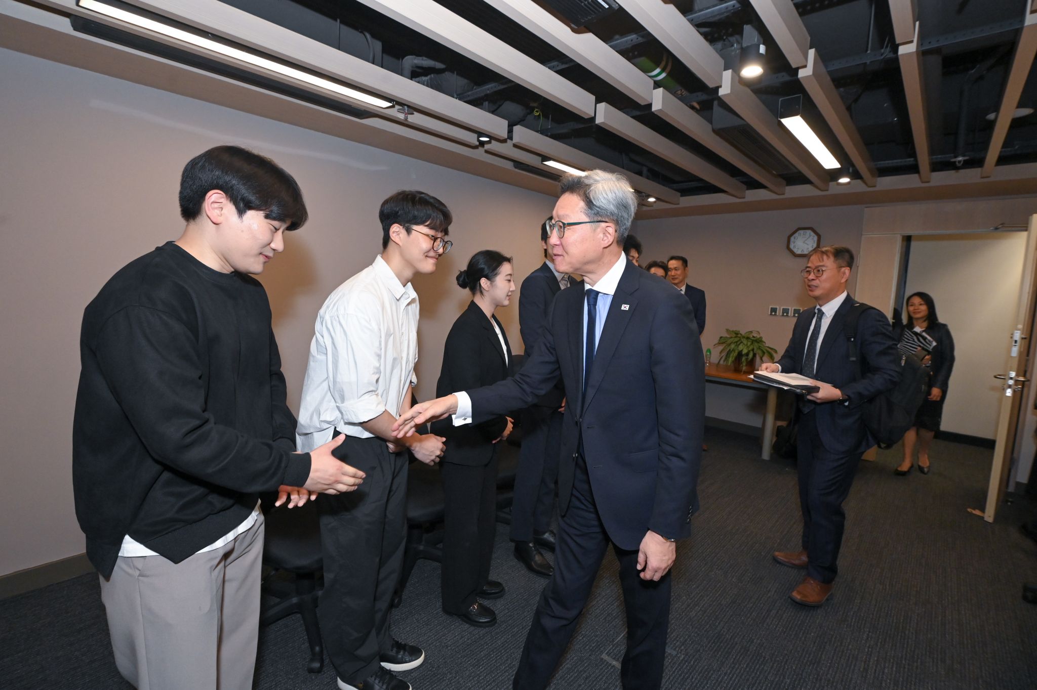 郑博士会见科大的韩国学生和教职员。